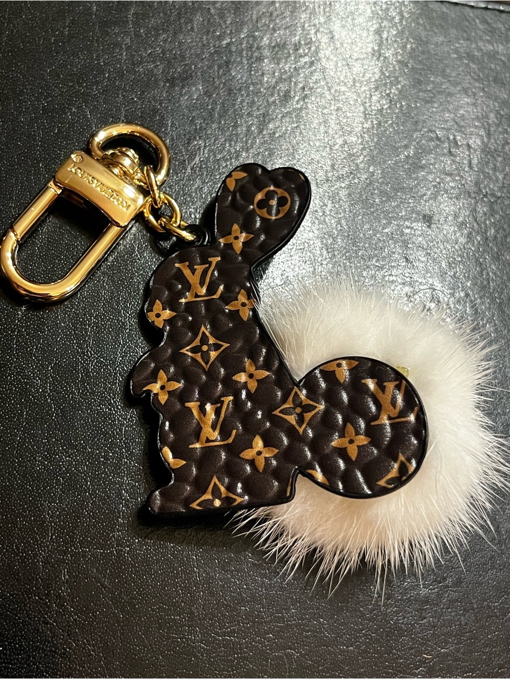 💕 Louis. Vuitton. Furry Friends Rabbit Fluffy Faux Fur Tail Key Ring Bag Charm - Picture 4 of 5